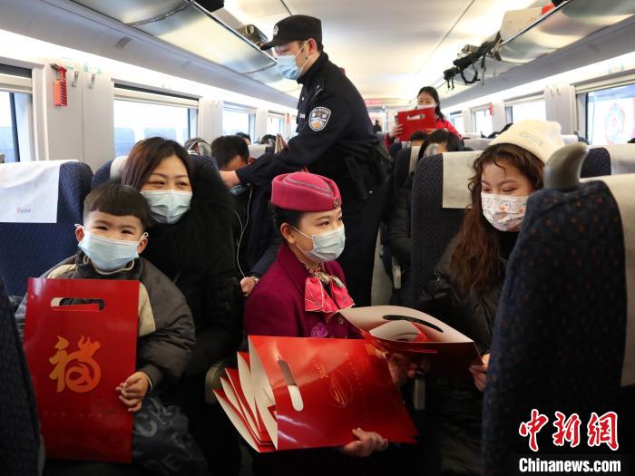 志愿者为旅客送上新春礼物。 李文航 摄
