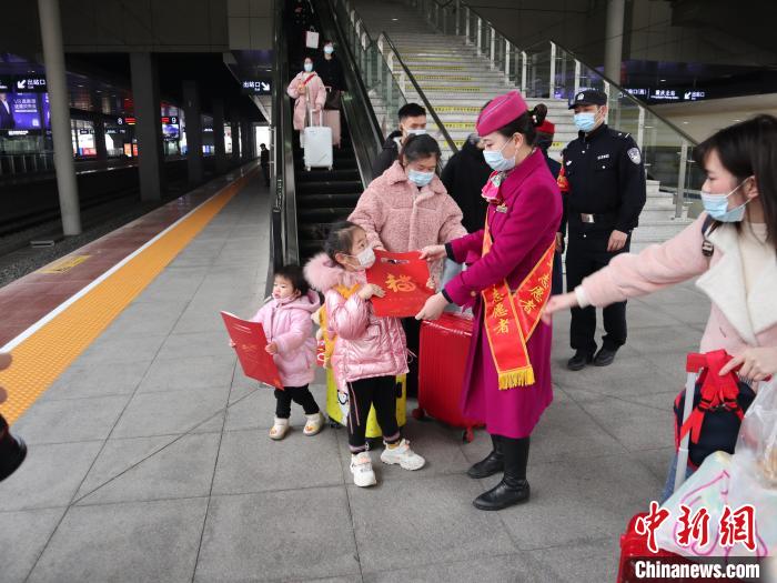 志愿者为旅客送上新春礼物。 李文航 摄
