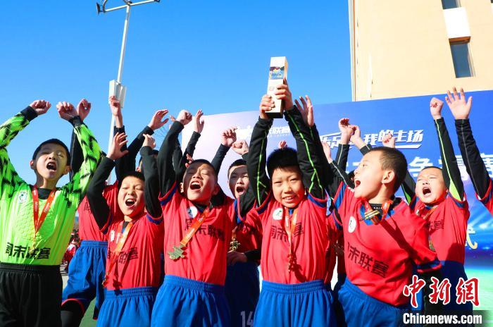 开学首日 内蒙古点亮校园足球“满天星”