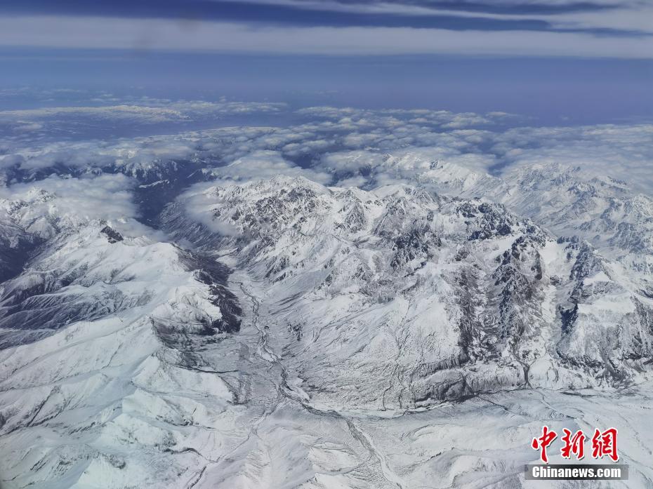 甘肃张掖:初夏航拍祁连山雪景巍峨壮观